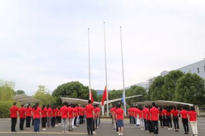 迎国庆 铭初心 AG旗舰厅医药举行国庆升旗宣誓仪式